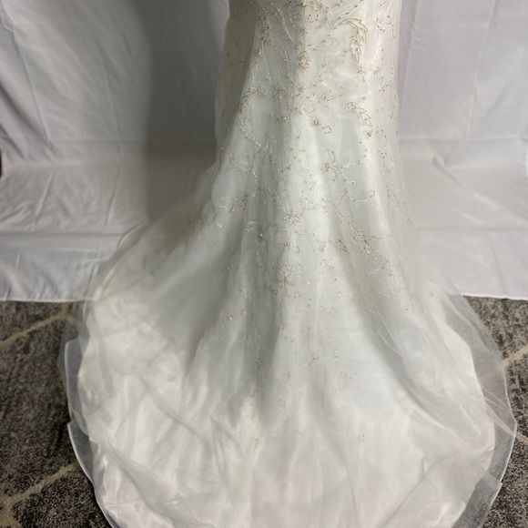 New WEDDING DRESS - Picture 15 of 16